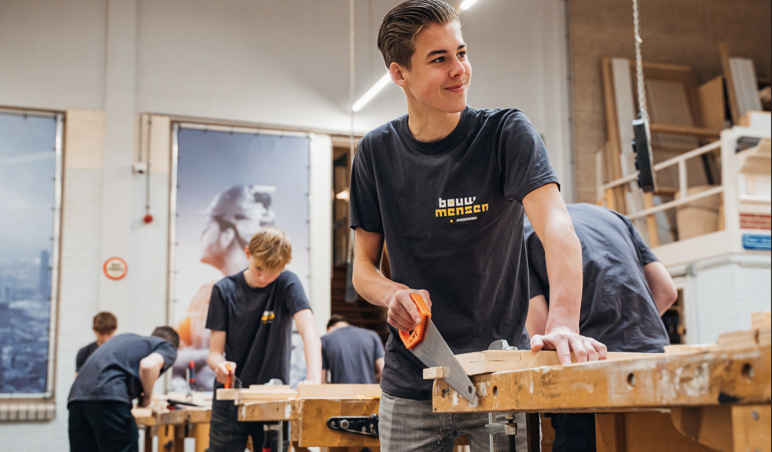 Van de schoolbanken naar de werkplaats: KWC-talenten timmeren aan de weg bij Bouwmensen