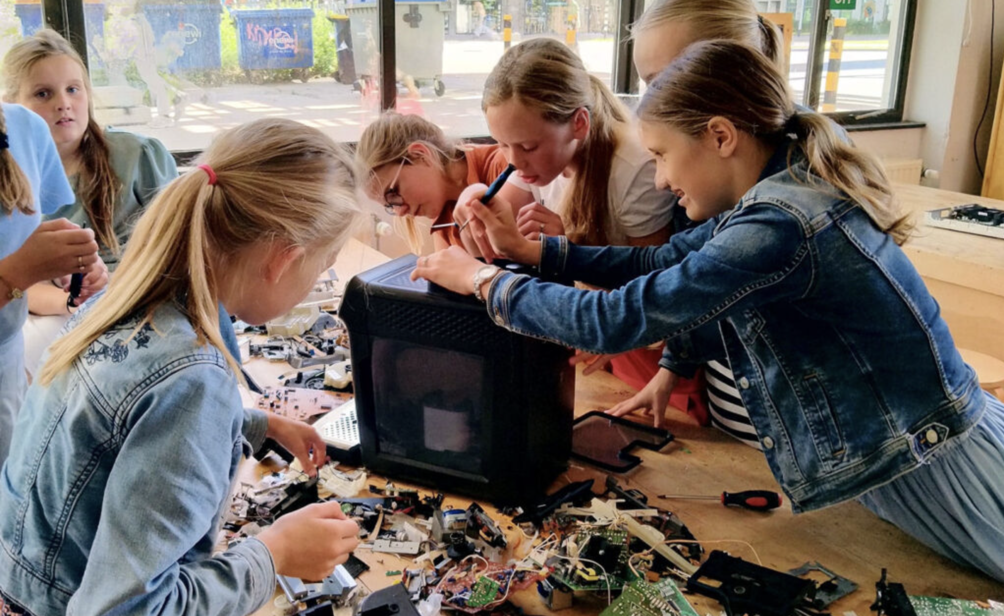 Volop activiteit in de klas: De Techniekwedstrijd is in volle gang!